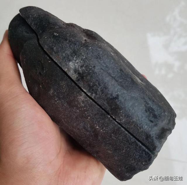 会卡场口的原石特点格应角场区翡翠原石-第10张图片-翡翠网 会卡场口的原石特点格应角场区翡翠原石-第10张图片-翡翠网