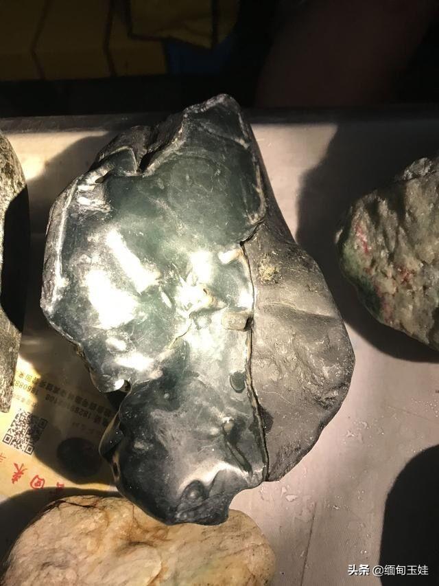 会卡场口的原石特点格应角场区翡翠原石-第12张图片-翡翠网 会卡场口的原石特点格应角场区翡翠原石-第12张图片-翡翠网