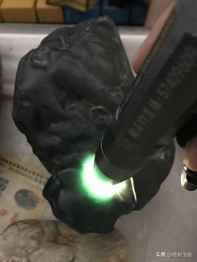 会卡场口的原石特点格应角场区翡翠原石-第13张图片-翡翠网 会卡场口的原石特点格应角场区翡翠原石-第13张图片-翡翠网