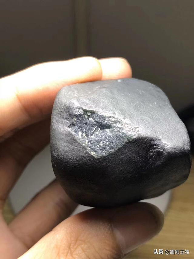 会卡场口的原石特点格应角场区翡翠原石-第14张图片-翡翠网 会卡场口的原石特点格应角场区翡翠原石-第14张图片-翡翠网