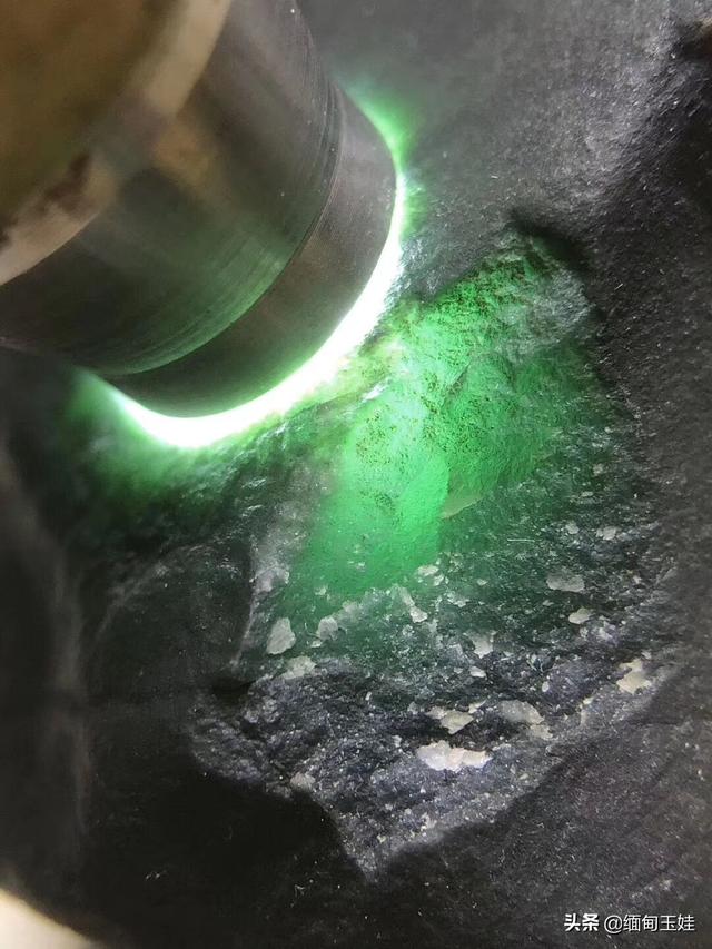 会卡场口的原石特点格应角场区翡翠原石-第15张图片-翡翠网 会卡场口的原石特点格应角场区翡翠原石-第15张图片-翡翠网