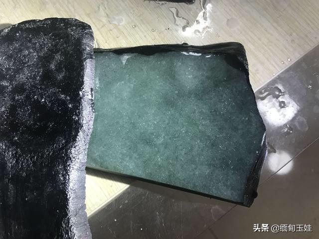 会卡场口的原石特点格应角场区翡翠原石-第16张图片-翡翠网 会卡场口的原石特点格应角场区翡翠原石-第16张图片-翡翠网