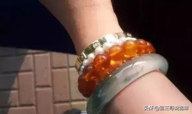 翡翠手镯和萤石,萤石与玉石怎么区分-第1张图片-翡翠网 翡翠手镯和萤石,萤石与玉石怎么区分-第1张图片-翡翠网