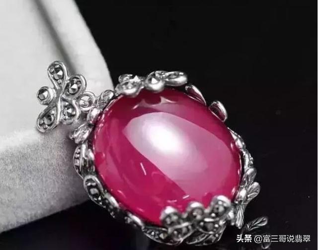 翡翠手镯和萤石,萤石与玉石怎么区分-第7张图片-翡翠网 翡翠手镯和萤石,萤石与玉石怎么区分-第7张图片-翡翠网