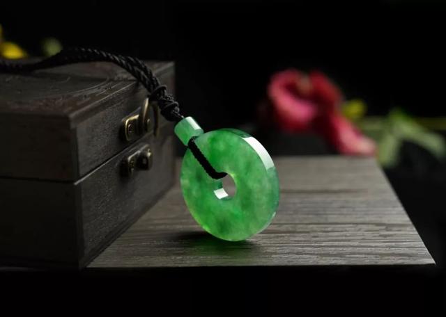 翡翠原石的价位如何定价翡翠价格-第6张图片-翡翠网 翡翠原石的价位如何定价翡翠价格-第6张图片-翡翠网