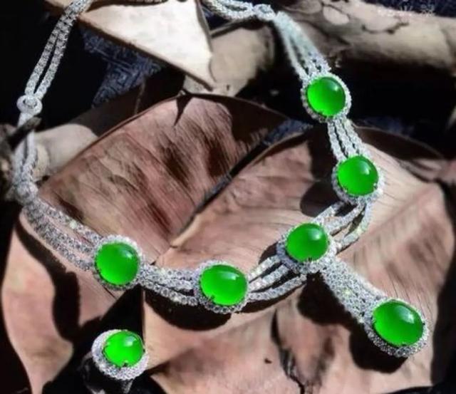 翡翠原石的价位如何定价翡翠价格-第9张图片-翡翠网 翡翠原石的价位如何定价翡翠价格-第9张图片-翡翠网