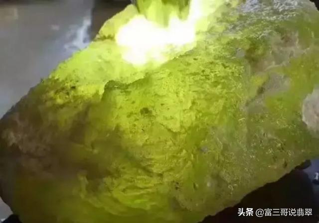 水翻砂翡翠原石特点的简单介绍-第1张图片-翡翠网