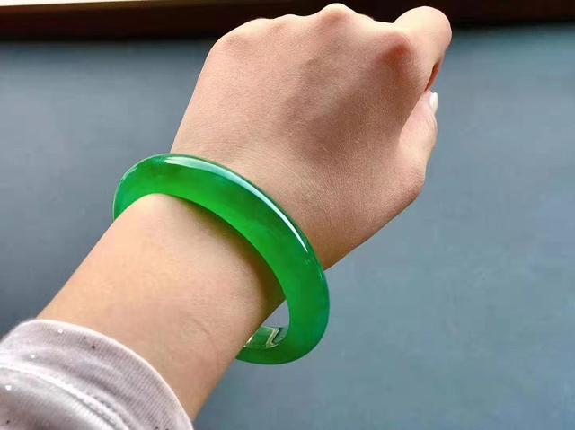 2万的翡翠手镯,翡翠手镯横裂雕仿古纹-第1张图片-翡翠网 2万的翡翠手镯,翡翠手镯横裂雕仿古纹-第1张图片-翡翠网