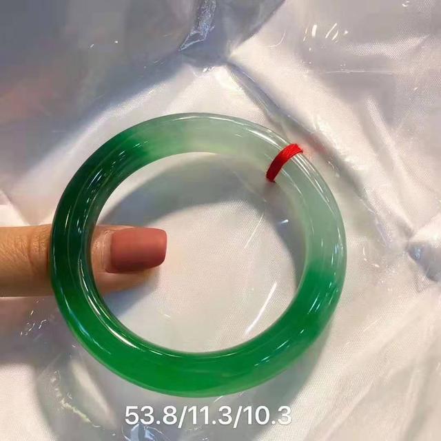 2万的翡翠手镯,翡翠手镯横裂雕仿古纹-第2张图片-翡翠网 2万的翡翠手镯,翡翠手镯横裂雕仿古纹-第2张图片-翡翠网