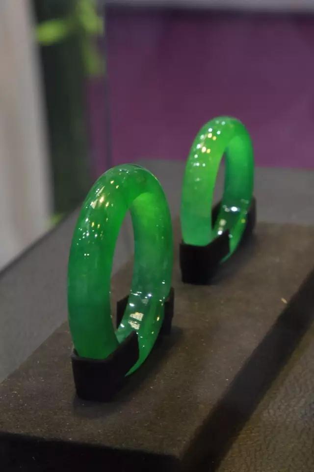 2万的翡翠手镯,翡翠手镯横裂雕仿古纹-第3张图片-翡翠网 2万的翡翠手镯,翡翠手镯横裂雕仿古纹-第3张图片-翡翠网