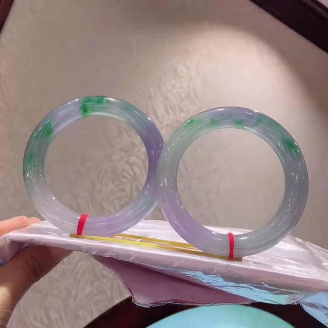 2万的翡翠手镯,翡翠手镯横裂雕仿古纹-第4张图片-翡翠网 2万的翡翠手镯,翡翠手镯横裂雕仿古纹-第4张图片-翡翠网