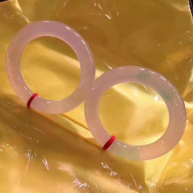 2万的翡翠手镯,翡翠手镯横裂雕仿古纹-第5张图片-翡翠网 2万的翡翠手镯,翡翠手镯横裂雕仿古纹-第5张图片-翡翠网