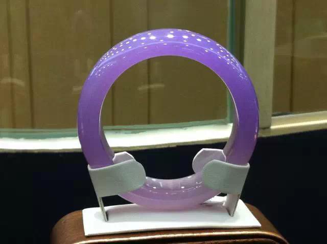 2万的翡翠手镯,翡翠手镯横裂雕仿古纹-第6张图片-翡翠网 2万的翡翠手镯,翡翠手镯横裂雕仿古纹-第6张图片-翡翠网