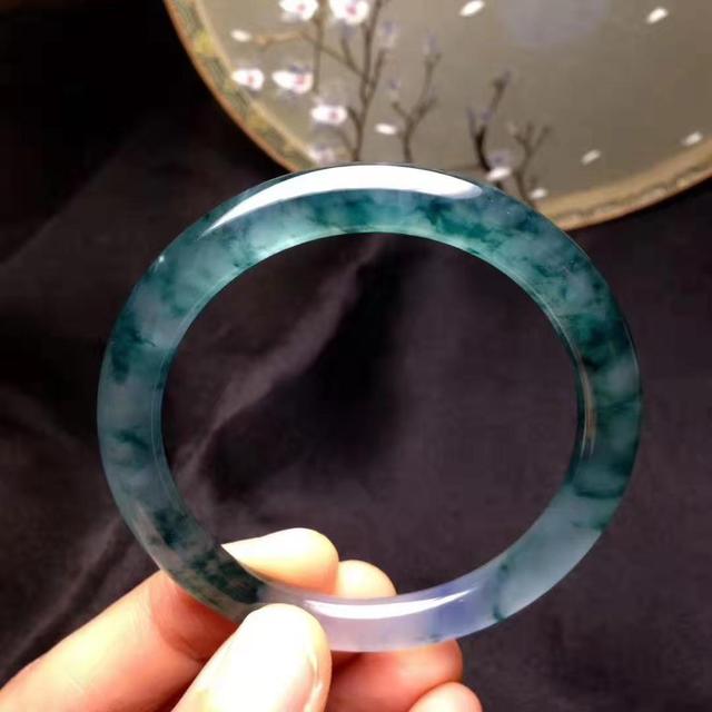 2万的翡翠手镯,翡翠手镯横裂雕仿古纹-第8张图片-翡翠网 2万的翡翠手镯,翡翠手镯横裂雕仿古纹-第8张图片-翡翠网