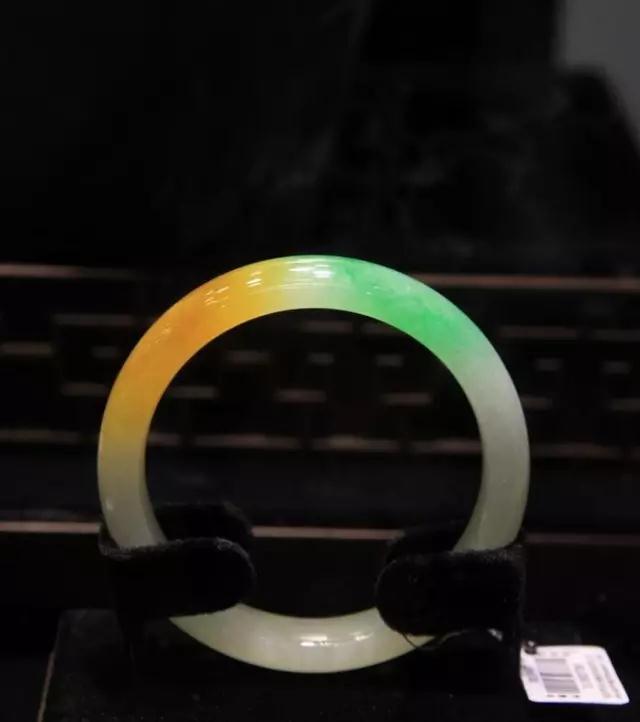 2万的翡翠手镯,翡翠手镯横裂雕仿古纹-第9张图片-翡翠网 2万的翡翠手镯,翡翠手镯横裂雕仿古纹-第9张图片-翡翠网