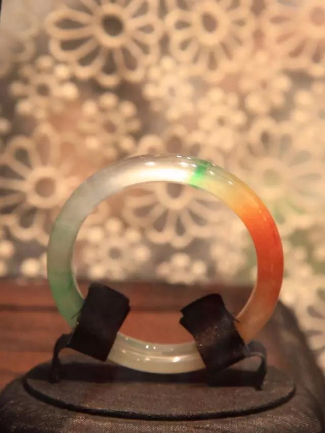 2万的翡翠手镯,翡翠手镯横裂雕仿古纹-第10张图片-翡翠网 2万的翡翠手镯,翡翠手镯横裂雕仿古纹-第10张图片-翡翠网