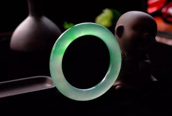 2万的翡翠手镯,翡翠手镯横裂雕仿古纹-第11张图片-翡翠网 2万的翡翠手镯,翡翠手镯横裂雕仿古纹-第11张图片-翡翠网