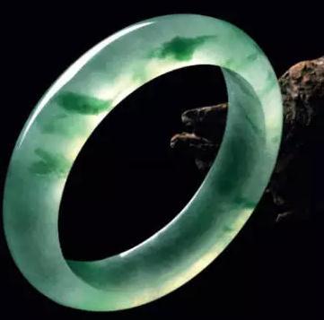 2万的翡翠手镯,翡翠手镯横裂雕仿古纹-第12张图片-翡翠网 2万的翡翠手镯,翡翠手镯横裂雕仿古纹-第12张图片-翡翠网