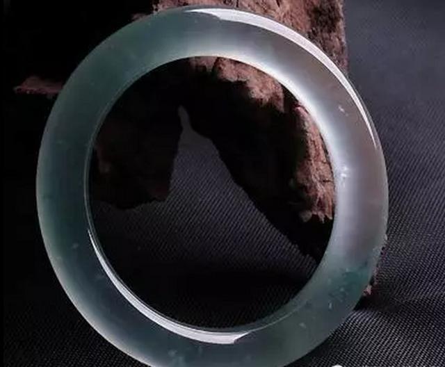 2万的翡翠手镯,翡翠手镯横裂雕仿古纹-第14张图片-翡翠网 2万的翡翠手镯,翡翠手镯横裂雕仿古纹-第14张图片-翡翠网