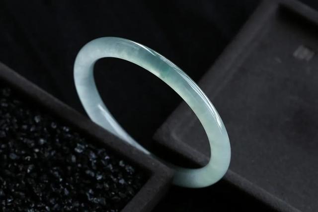 翡翠手镯常见石纹图片,翡翠手镯纹路图片大全-第1张图片-翡翠网 翡翠手镯常见石纹图片,翡翠手镯纹路图片大全-第1张图片-翡翠网