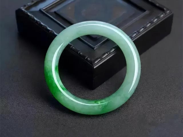 翡翠手镯常见石纹图片,翡翠手镯纹路图片大全-第2张图片-翡翠网 翡翠手镯常见石纹图片,翡翠手镯纹路图片大全-第2张图片-翡翠网