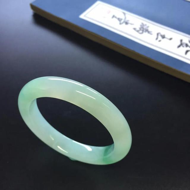 翡翠手镯常见石纹图片,翡翠手镯纹路图片大全-第3张图片-翡翠网 翡翠手镯常见石纹图片,翡翠手镯纹路图片大全-第3张图片-翡翠网