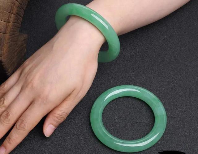 翡翠手镯常见石纹图片,翡翠手镯纹路图片大全-第4张图片-翡翠网 翡翠手镯常见石纹图片,翡翠手镯纹路图片大全-第4张图片-翡翠网