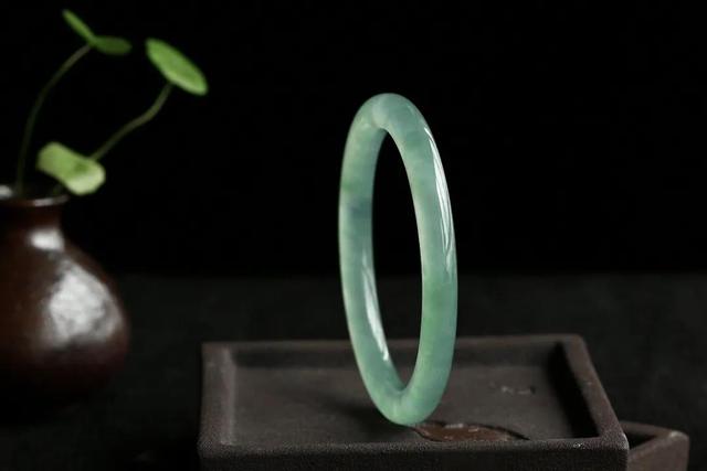 翡翠手镯常见石纹图片,翡翠手镯纹路图片大全-第8张图片-翡翠网 翡翠手镯常见石纹图片,翡翠手镯纹路图片大全-第8张图片-翡翠网