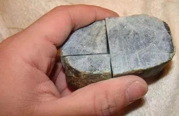 关于有蜻蜓翅的翡翠原石的信息-第2张图片-翡翠网 关于有蜻蜓翅的翡翠原石的信息-第2张图片-翡翠网