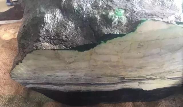 关于有蜻蜓翅的翡翠原石的信息-第10张图片-翡翠网 关于有蜻蜓翅的翡翠原石的信息-第10张图片-翡翠网