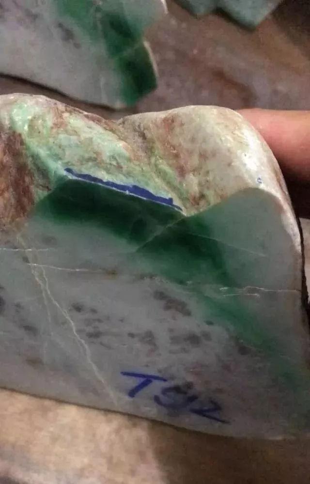 关于有蜻蜓翅的翡翠原石的信息-第12张图片-翡翠网 关于有蜻蜓翅的翡翠原石的信息-第12张图片-翡翠网