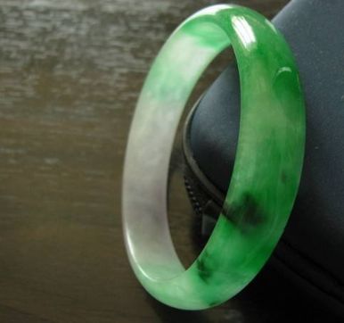 翡翠手镯带了很多绿点翡翠手镯可以一直带着吗-第2张图片-翡翠网