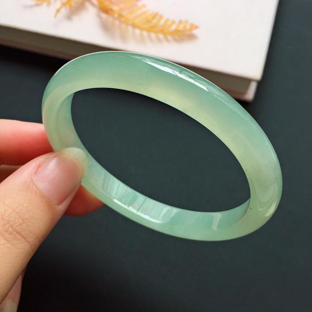 1w的翡翠手镯概率a货翡翠手镯-第5张图片-翡翠网 1w的翡翠手镯概率a货翡翠手镯-第5张图片-翡翠网