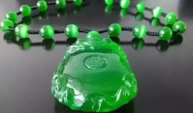 啤酒瓶底祖母绿啤酒瓶底翡翠价格-第13张图片-翡翠网 啤酒瓶底祖母绿啤酒瓶底翡翠价格-第13张图片-翡翠网