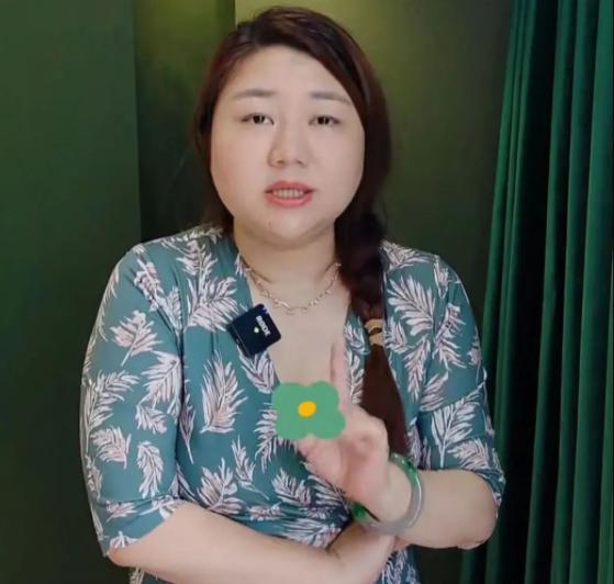 张雨绮戴的翡翠手镯一个金镯子一个玉镯子怎么戴-第2张图片-翡翠网 张雨绮戴的翡翠手镯一个金镯子一个玉镯子怎么戴-第2张图片-翡翠网