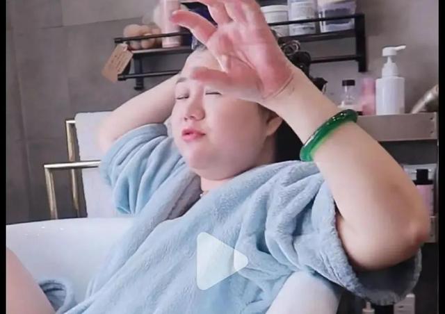 张雨绮戴的翡翠手镯一个金镯子一个玉镯子怎么戴-第3张图片-翡翠网 张雨绮戴的翡翠手镯一个金镯子一个玉镯子怎么戴-第3张图片-翡翠网