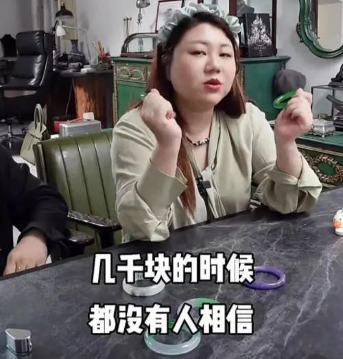 张雨绮戴的翡翠手镯一个金镯子一个玉镯子怎么戴-第6张图片-翡翠网 张雨绮戴的翡翠手镯一个金镯子一个玉镯子怎么戴-第6张图片-翡翠网