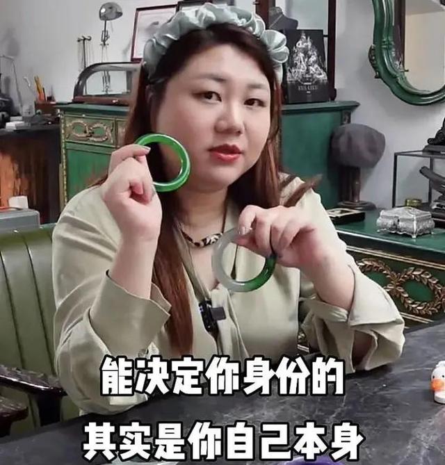 张雨绮戴的翡翠手镯一个金镯子一个玉镯子怎么戴-第7张图片-翡翠网 张雨绮戴的翡翠手镯一个金镯子一个玉镯子怎么戴-第7张图片-翡翠网