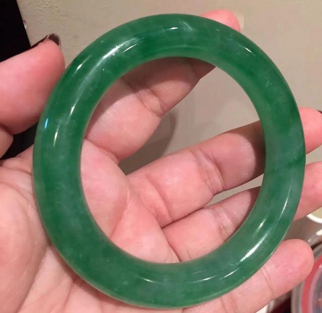 张雨绮戴的翡翠手镯一个金镯子一个玉镯子怎么戴-第8张图片-翡翠网 张雨绮戴的翡翠手镯一个金镯子一个玉镯子怎么戴-第8张图片-翡翠网