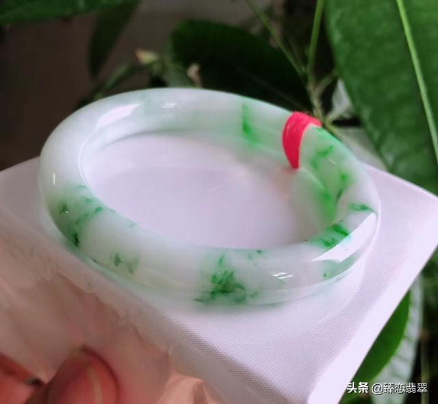 1千块翡翠手镯,一千块的翡翠镯子能养出来吗-第1张图片-翡翠网 1千块翡翠手镯,一千块的翡翠镯子能养出来吗-第1张图片-翡翠网