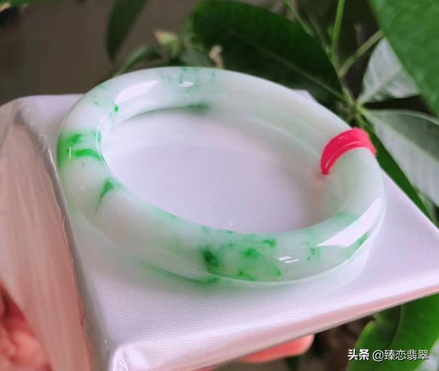 1千块翡翠手镯,一千块的翡翠镯子能养出来吗-第2张图片-翡翠网 1千块翡翠手镯,一千块的翡翠镯子能养出来吗-第2张图片-翡翠网
