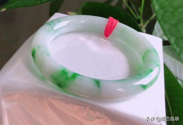 1千块翡翠手镯,一千块的翡翠镯子能养出来吗-第3张图片-翡翠网 1千块翡翠手镯,一千块的翡翠镯子能养出来吗-第3张图片-翡翠网
