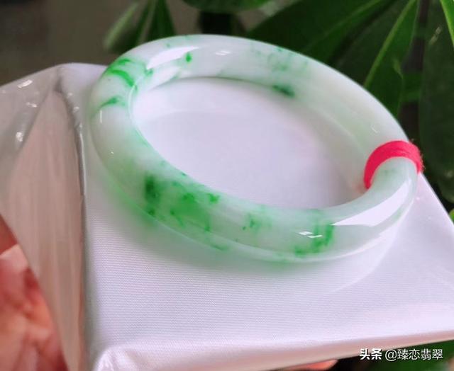 1千块翡翠手镯,一千块的翡翠镯子能养出来吗-第5张图片-翡翠网 1千块翡翠手镯,一千块的翡翠镯子能养出来吗-第5张图片-翡翠网