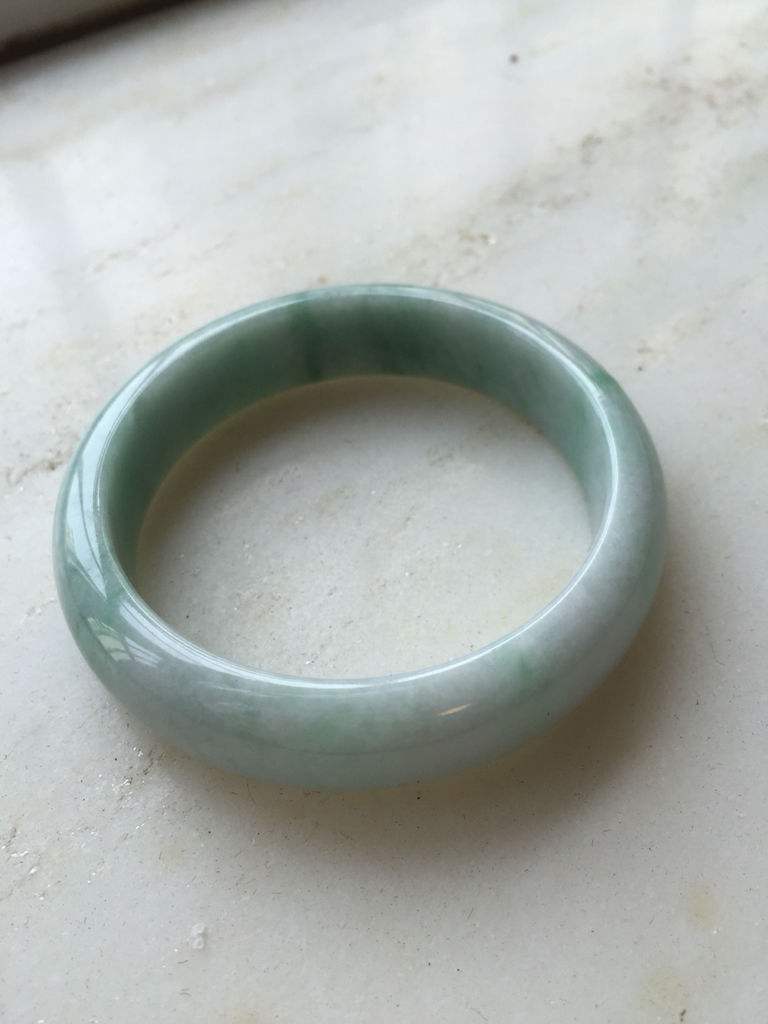 翡翠手镯里面有好多空的地方的简单介绍-第1张图片-翡翠网 翡翠手镯里面有好多空的地方的简单介绍-第1张图片-翡翠网