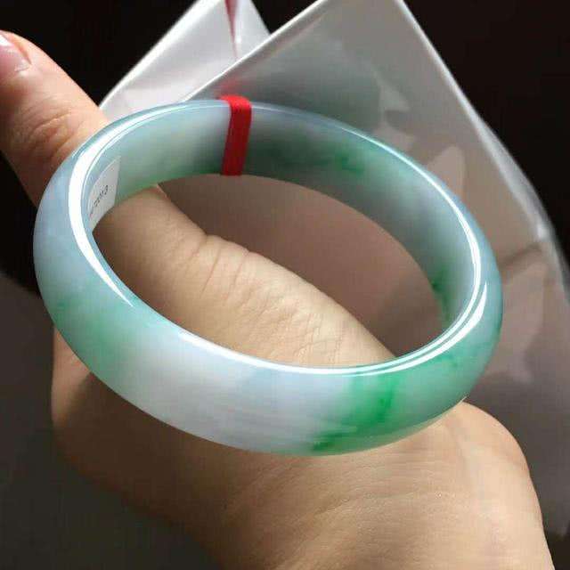 翡翠手镯里面有好多空的地方的简单介绍-第2张图片-翡翠网 翡翠手镯里面有好多空的地方的简单介绍-第2张图片-翡翠网