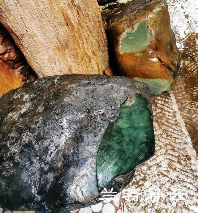 双流玉石翡翠原石的简单介绍-第10张图片-翡翠网 双流玉石翡翠原石的简单介绍-第10张图片-翡翠网