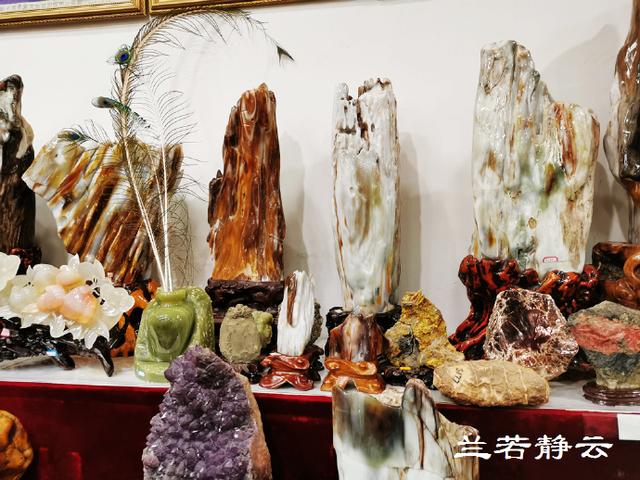 双流玉石翡翠原石的简单介绍-第15张图片-翡翠网 双流玉石翡翠原石的简单介绍-第15张图片-翡翠网