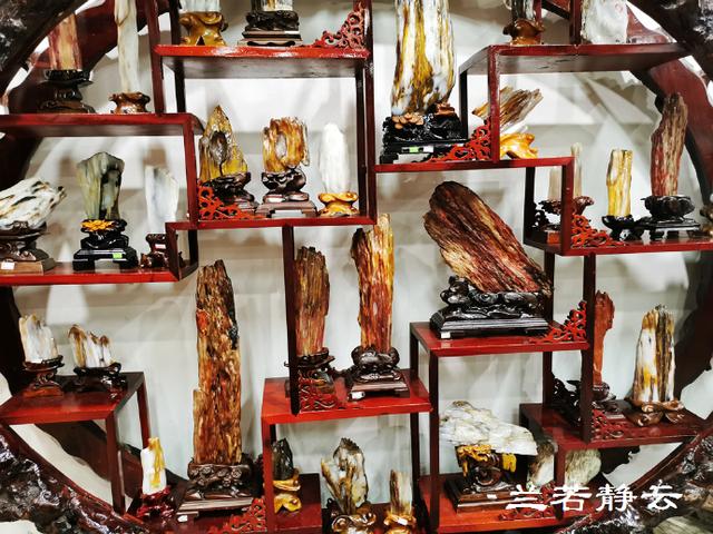 双流玉石翡翠原石的简单介绍-第16张图片-翡翠网 双流玉石翡翠原石的简单介绍-第16张图片-翡翠网