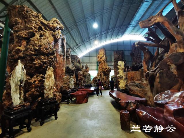 双流玉石翡翠原石的简单介绍-第32张图片-翡翠网 双流玉石翡翠原石的简单介绍-第32张图片-翡翠网