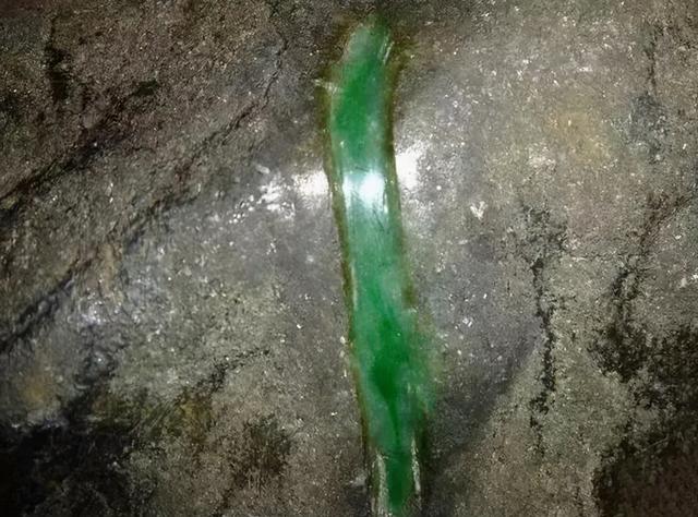 关于翡翠巨蟒价格的信息-第2张图片-翡翠网 关于翡翠巨蟒价格的信息-第2张图片-翡翠网